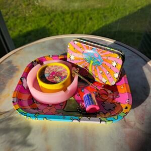 Mushroom rolling tray set
Set includes Mushroom theme rolling tray 7’ x 5.5’ 
Gr